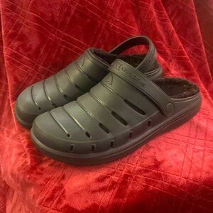 Mens size 9 Rugged Shark Crocs